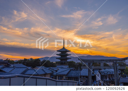 Sunset sky and Yasaka Tower Sunset sky and Yasaka Tower 120092626