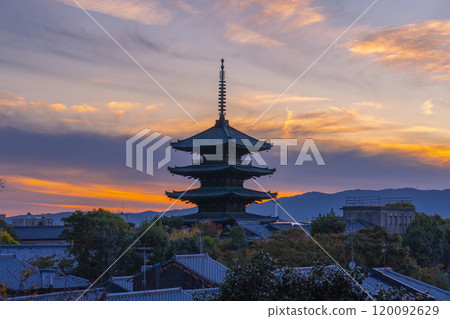 Sunset sky and Yasaka Tower Sunset sky and Yasaka Tower 120092629