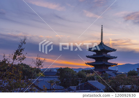 Sunset sky and Yasaka Tower 120092630