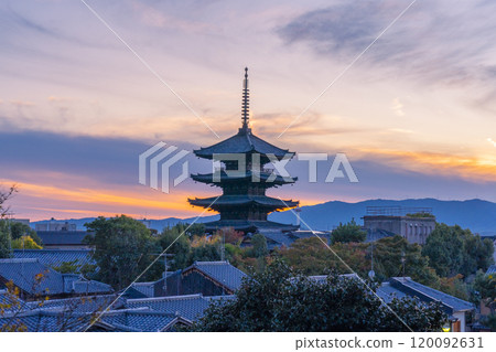 Sunset sky and Yasaka Tower 120092631