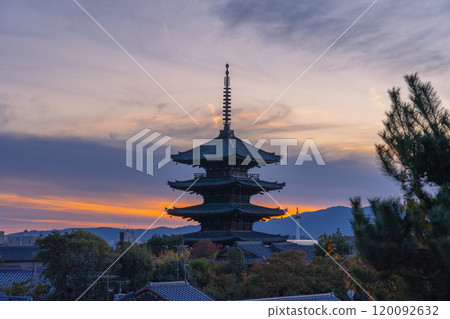 Sunset sky and Yasaka Tower 120092632