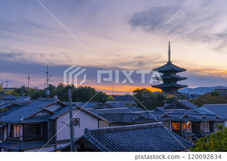 落日的天空和八坂塔 落日的天空和八坂塔 120092634