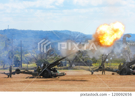 日本陸上自衛隊155公厘榴彈砲FH-70射擊瞬間 日本陸上自衛隊155公厘榴彈砲FH-70射擊瞬間 120092656