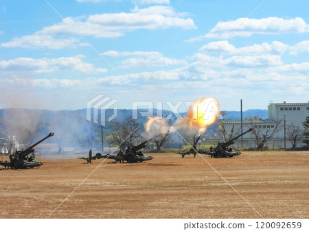 日本陸上自衛隊155公厘榴彈砲FH-70射擊瞬間 日本陸上自衛隊155公厘榴彈砲FH-70射擊瞬間 120092659