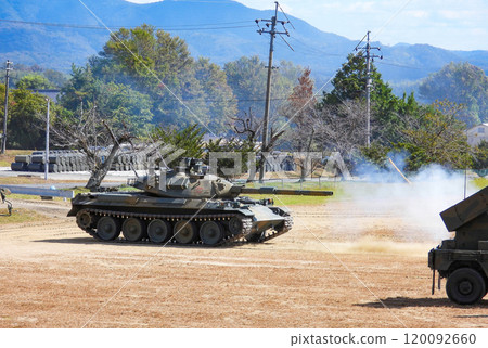 自衛隊訓練場展示的坦克 120092660