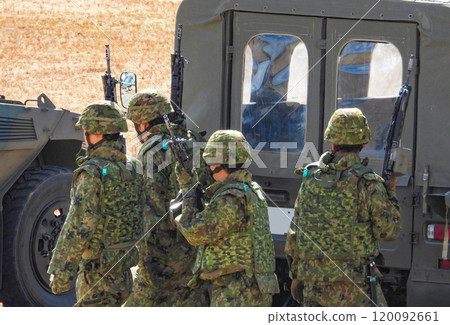 陸上自衛隊隊員參加訓練展 陸上自衛隊隊員參加訓練展 120092661