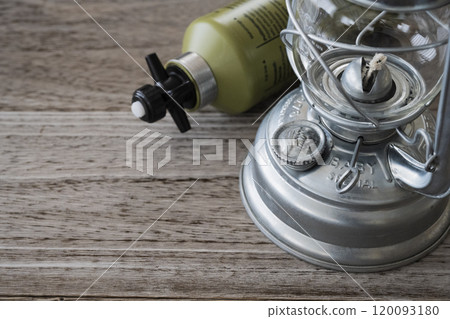 油燈露營材料特寫圖像 120093180