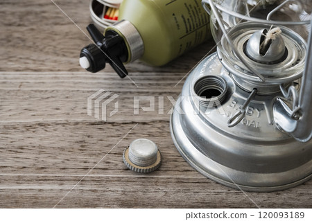 油燈露營材料特寫圖像 120093189