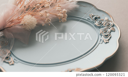 古董盤和粉紅色乾燥花配件托盤古董背景 古董盤和粉紅色乾燥花配件托盤古董背景 120093321
