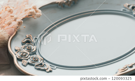古董盤和粉紅色乾燥花配件托盤古董背景 120093325