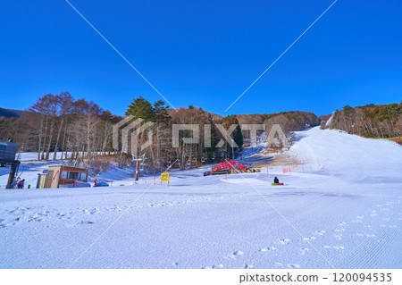 View the ski slopes and gondolas from Fujimi Panorama Resort in Fujimi Town, Nagano Prefecture in winter 120094535