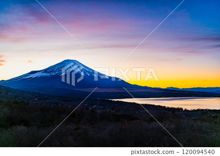 山梨縣：從山中湖全景平台欣賞富士山的夜景 120094540