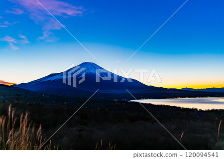 山梨縣：從山中湖全景平台欣賞富士山的夜景 120094541