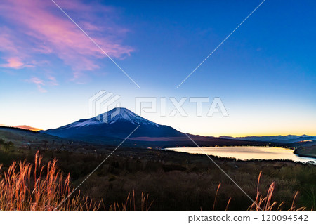 山梨縣：從山中湖全景平台欣賞富士山的夜景 120094542