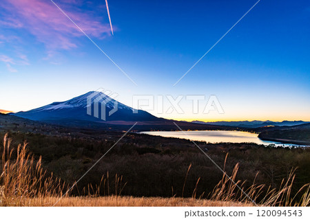 山梨縣:從山中湖全景平台欣賞富士山的夜景 山梨縣:從山中湖全景平台欣賞富士山的夜景 120094543