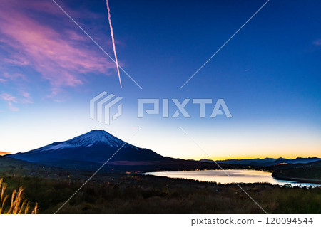 山梨縣:從山中湖全景平台欣賞富士山的夜景 山梨縣:從山中湖全景平台欣賞富士山的夜景 120094544