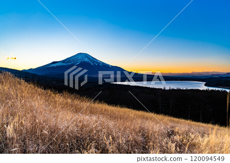 山梨縣:從山中湖全景平台欣賞富士山的夜景 山梨縣:從山中湖全景平台欣賞富士山的夜景 120094549