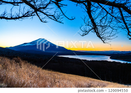 山梨縣:從山中湖全景平台欣賞富士山的夜景 山梨縣:從山中湖全景平台欣賞富士山的夜景 120094550