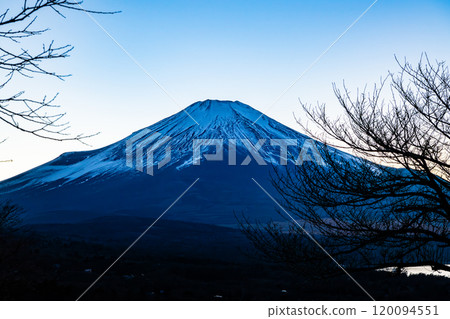 山梨縣:從山中湖全景平台欣賞富士山的夜景 山梨縣:從山中湖全景平台欣賞富士山的夜景 120094551