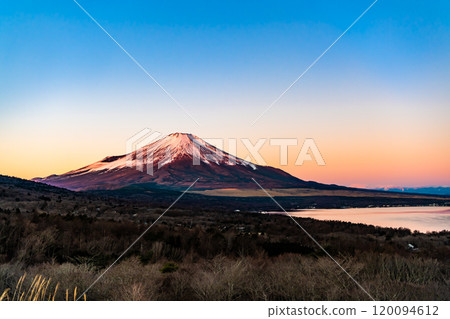 從山中湖全景平台看到的富士山黎明 從山中湖全景平台看到的富士山黎明 120094612