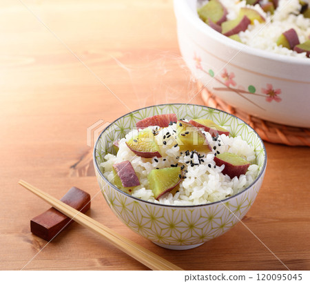 Autumn taste: Freshly cooked sweet potato rice Autumn taste: Freshly cooked sweet potato rice 120095045