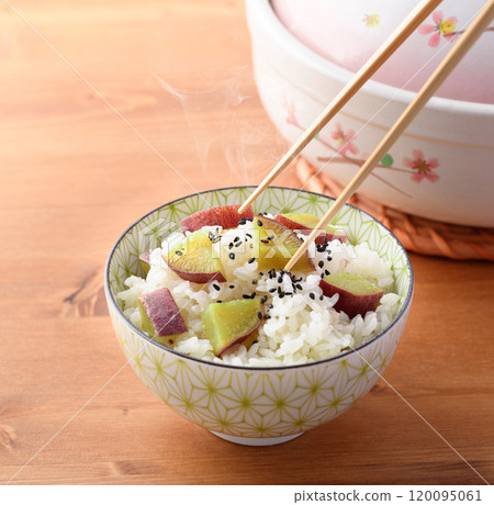 Autumn taste: Freshly cooked sweet potato rice Autumn taste: Freshly cooked sweet potato rice 120095061