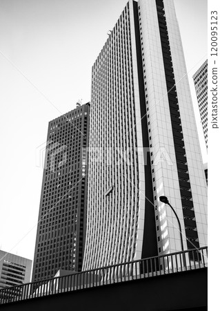High-rise buildings from the Nishi-Shinjuku Shintoshin pedestrian bridge 2024.11 d-5 monochrome 120095123