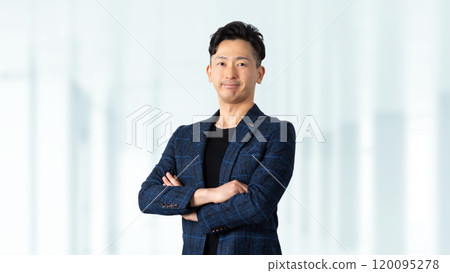 雙臂交叉微笑的男性商人 120095278