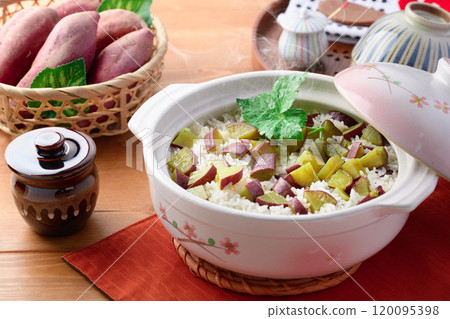 Sweet potato rice cooked in a clay pot 120095398