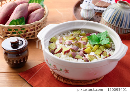 Sweet potato rice cooked in a clay pot 120095401