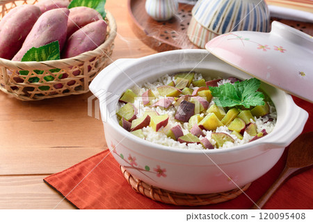 Sweet potato rice cooked in a clay pot 120095408