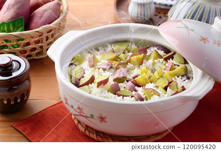 Sweet potato rice cooked in a clay pot 120095420