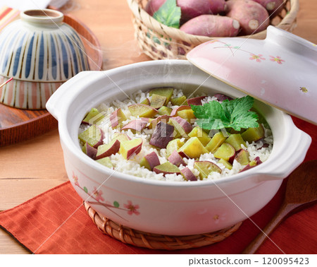 Sweet potato rice cooked in a clay pot 120095423