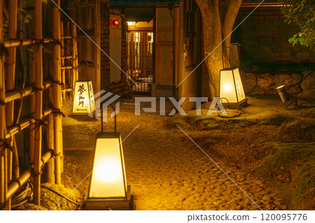 Autumn in Kyoto: The atmospheric "Nene no Komichi" at night 120095776