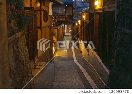 京都的秋天，夜晚的“石塾小路” 120095778