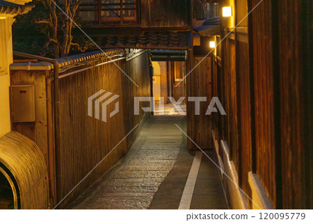 Autumn in Kyoto: The atmospheric Ishibekoji street at night 120095779