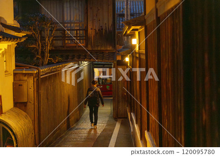 Autumn in Kyoto: The atmospheric Ishibekoji street at night Autumn in Kyoto: The atmospheric Ishibekoji street at night 120095780