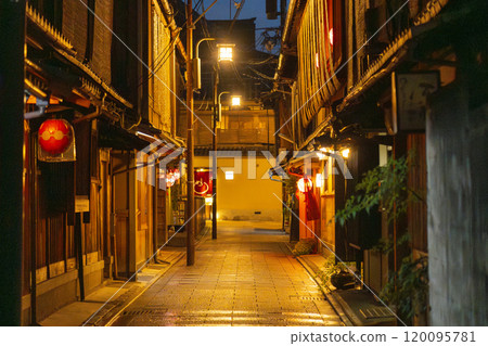 夜晚的只園優雅街道 120095781