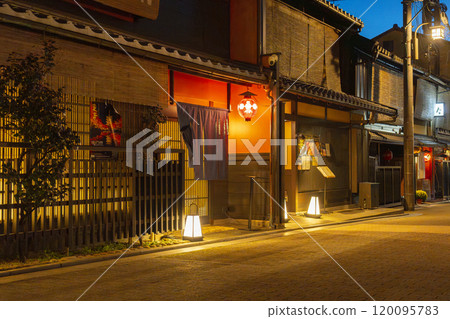 The atmospheric streets of Gion at night 120095783