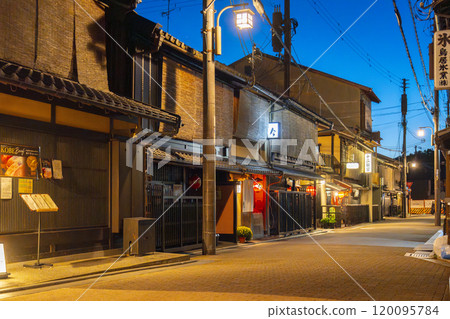 夜晚的只園優雅街道 120095784