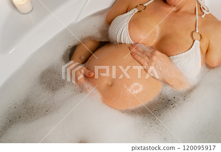 Pregnant woman in bubble bath 120095917
