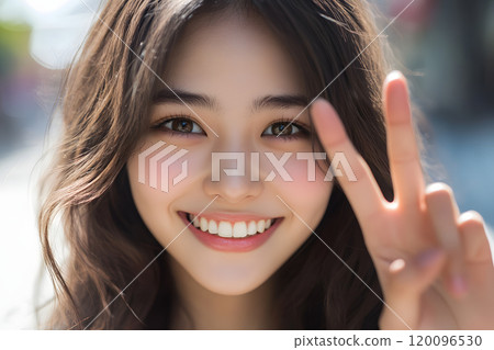 日本年輕女性的和平手勢。開朗的微笑 日本年輕女性的和平手勢。開朗的微笑 120096530