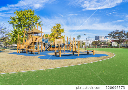 川崎/富士見公園 設有遊樂設施的廣場風景[神奈川縣/川崎市] 120096573