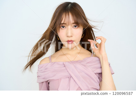 Fashion portrait of a young Japanese woman 120096587