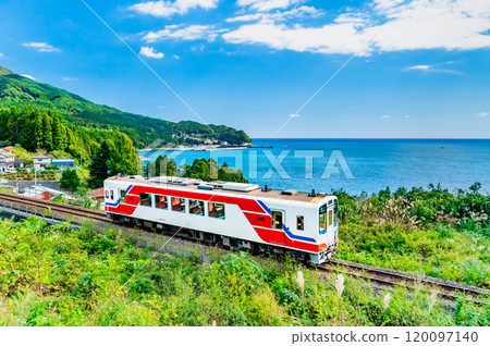 Sanriku Railway Train running with the blue sea in the background (Yoshihama-Toni) 120097140