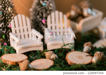 Winter decorations with tree stumps and glitter acorns Winter decorations with tree stumps and glitter acorns 120097344