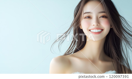 一個美麗的女模特兒的美容肖像，皮膚美麗，頭髮美麗，微笑著 120097391