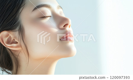 一個年輕漂亮的女模特兒的側面美女肖像 120097393