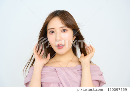 一位年輕日本女性的時尚肖像 120097569