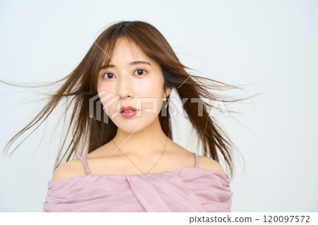 一位年輕日本女性的時尚肖像 120097572